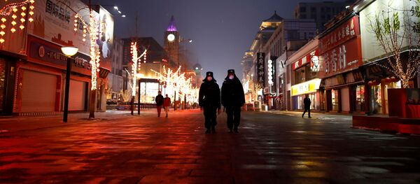 Полиция на пустынной улице в Пекине Полиция на пустынной улице в Пекине - Sputnik Узбекистан