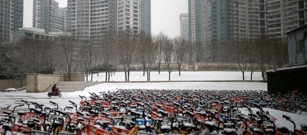 Мужчина на скутере на пустынной улице в Пекине - Sputnik Узбекистан