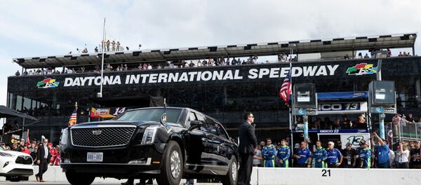 Лимузин Дональда Трампа во время гонок NASCAR - Sputnik Узбекистан