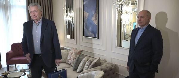 Хоккеист и тренер Александр Якушев осматривает свою квартиру в Ташкенте - Sputnik Узбекистан