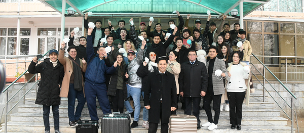 Vernuvshiyesya iz Kitaya uzbekistansi vishli iz karantina Vernuvshiyesya iz Kitaya uzbekistansi vishli iz karantina - Sputnik O‘zbekiston