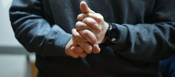 Мужчина хрустит пальцами. Архивное фото Мужчина хрустит пальцами. Архивное фото - Sputnik Ўзбекистон