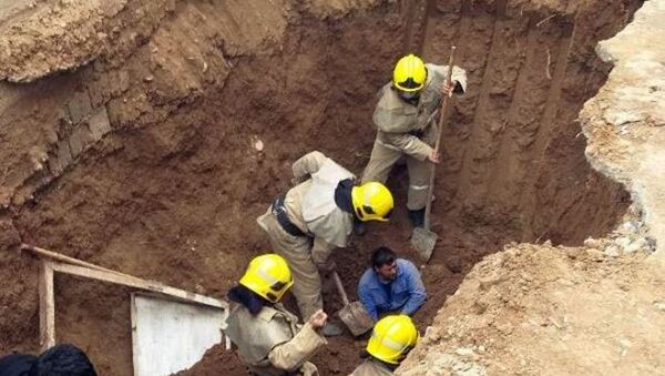 В Кашкадарье засыпало землей мужчин, которые капали яму для туалета - Sputnik Узбекистан