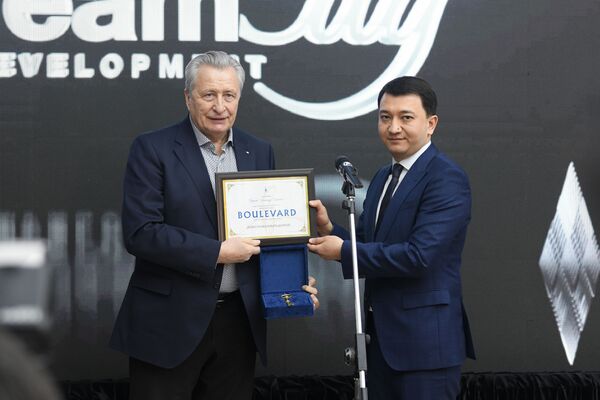 Вручение сертификата на квартиру Александру Якушеву - Sputnik Узбекистан
