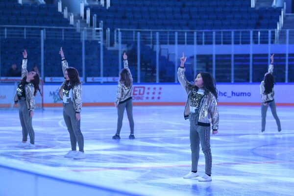 Танцы перед матчем легенд хоккея - Sputnik Узбекистан