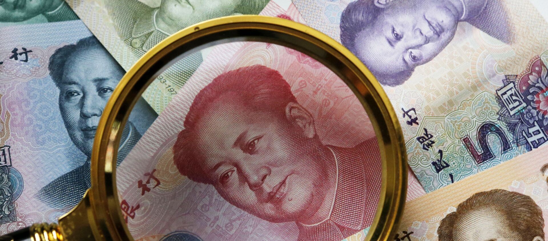 Китайские банкноты номиналом в 100, 50, 20,10 и 5 юаней. - Sputnik Ўзбекистон, 1920, 05.05.2020