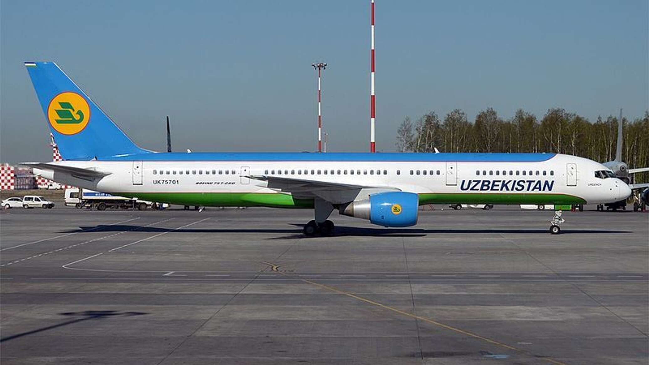 Самолет нижний ташкент. Boeing 757 Узбекистан. Самолет Боинг 757 Uzbek Airways. Боинг 757-200 узбекские авиалинии. Uzbekistan Airways Boeing a380.