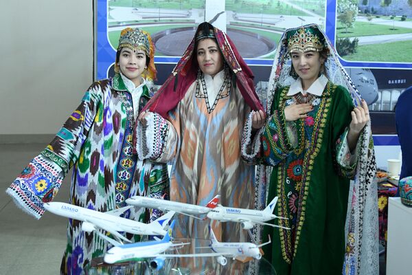 Девушки в национальных костюмах на выставке UALF-2020 - Sputnik Узбекистан