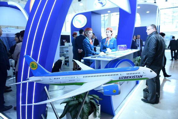 Модель Boeing-Dreamliner у стенда Uzbekistan Airways - Sputnik Узбекистан