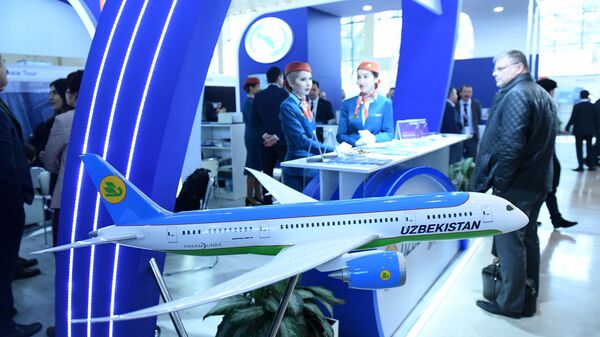 Модель Boeing-Dreamliner у стенда Uzbekistan Airways - Sputnik Ўзбекистон