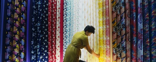 Образцы тканей в выставочном зале Образцы тканей в выставочном зале - Sputnik Узбекистан