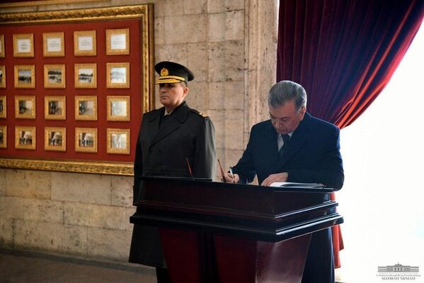 Президент Шавкат Мирзиёев посетил мемориальный комплекс Аныткабир в Анкаре - Sputnik Узбекистан
