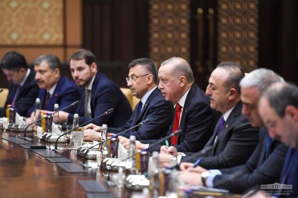 Президент Узбекистана 20 февраля провел в городе Анкаре встречу с главами ведущих турецких компаний и банков.   - Sputnik Узбекистан