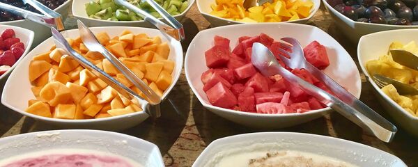 Блюда на шведском столе Блюда на шведском столе - Sputnik Ўзбекистон