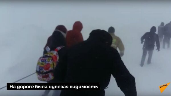 Метели в Казахстане: людей выводили из снежных заносов по веревке - Sputnik Узбекистан