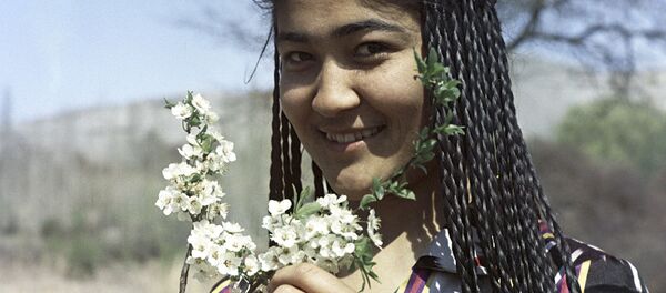 Гуллаган новдани ушлаб турган қиз, Ўзбекистон ССР, 1967 йил Гуллаган новдани ушлаб турган қиз, Ўзбекистон ССР, 1967 йил - Sputnik Ўзбекистон