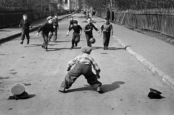 Bolalar koʻchada futbol oʻynamoqda, 1959 yil. - Sputnik Oʻzbekiston