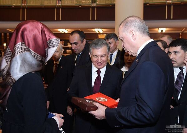 Была представлена экспозиция редких книг. Один из уникальных экземпляров Президент Турции подарил главе нашего государства. - Sputnik Узбекистан