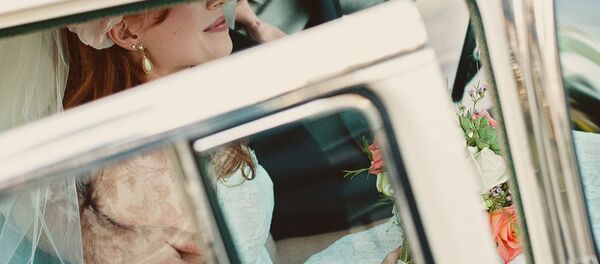 Молодожены сидят в машине - Sputnik Узбекистан