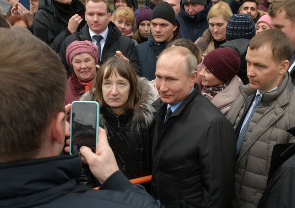 Vladimir Putin Sankt-Peterburg aholisi bilan suratga tushmoqda, 19.02.2020. - Sputnik O‘zbekiston