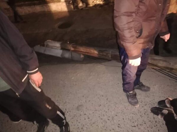 В Самарканде на женщину с пятилетним ребенком упал столб - Sputnik Узбекистан