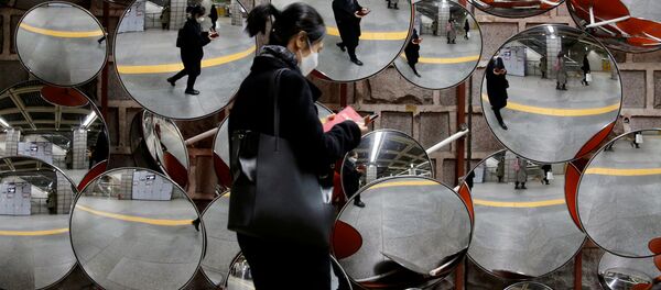 Женщина в медицинской маске в Сеуле  Женщина в медицинской маске в Сеуле  - Sputnik Ўзбекистон
