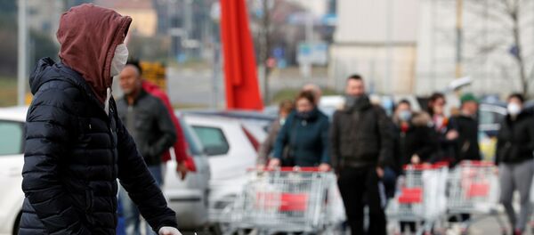 Люди стоят в очереди в супермаркете за пределами города Казальпустерленго, который был закрыт итальянским правительством из-за вспышки коронавируса на севере Италии Люди стоят в очереди в супермаркете за пределами города Казальпустерленго, который был закрыт итальянским правительством из-за вспышки коронавируса на севере Италии - Sputnik Ўзбекистон