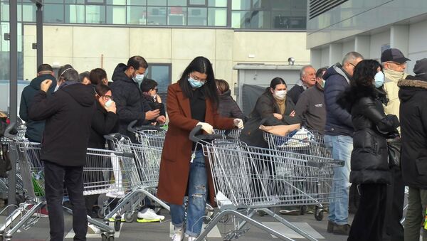 Lyudi stoyat v ocheredi v supermarkete za predelami goroda Kazalpusterlengo, kotoriy bil zakrit italyanskim pravitelstvom iz-za vspishki koronavirusa na severe Italii - Sputnik O‘zbekiston