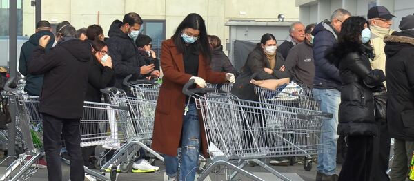 Люди стоят в очереди в супермаркете за пределами города Казальпустерленго, который был закрыт итальянским правительством из-за вспышки коронавируса на севере Италии Люди стоят в очереди в супермаркете за пределами города Казальпустерленго, который был закрыт итальянским правительством из-за вспышки коронавируса на севере Италии - Sputnik Ўзбекистон