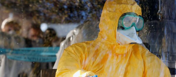 Voditel v zashitnom kostume perevozit yevropeyskix passajirov, v osnovnom italyanskix grajdan, kotorie bili evakuirovani s porajennogo koronavirusom kruiznogo laynera Diamond Princess v Yaponii - Sputnik O‘zbekiston