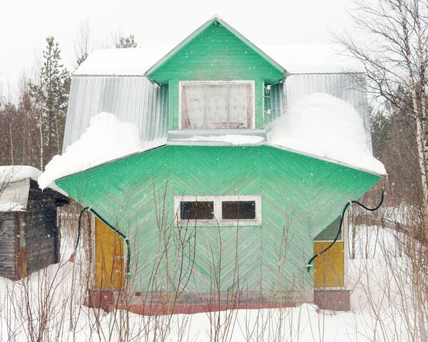 Деревянный домик в Архангельской области  - Sputnik Узбекистан