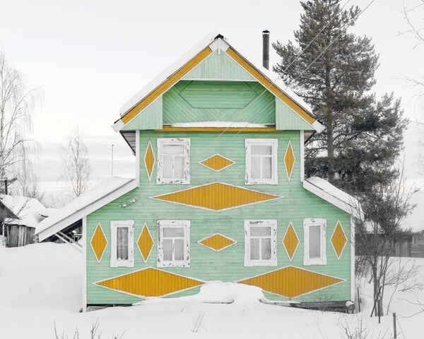 Деревянный домик в Архангельской области  - Sputnik Узбекистан