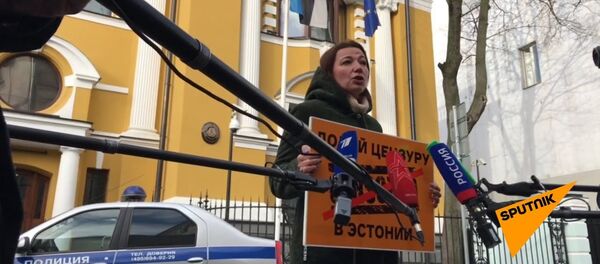 Долой цензуру. Черышева и Вышинский вышли на пикет к посольству Эстонии в Москве  - Sputnik Узбекистан