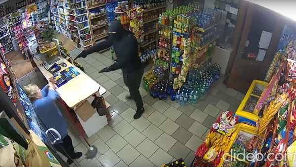Polish shopkeeper defend her property against robber with mop - Sputnik Узбекистан