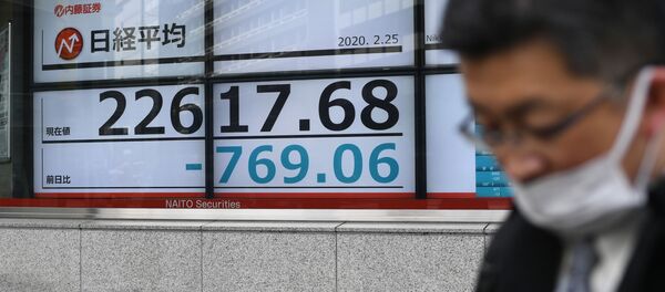 Пешеход в маске проходит мимо электрического табло котировок, на котором 25 февраля 2020 года на Токийской фондовой бирже был показан индекс Nikkei 225. - Токийские акции упали более чем на 3,5% на открытии 25 февраля 2020 Пешеход в маске проходит мимо электрического табло котировок, на котором 25 февраля 2020 года на Токийской фондовой бирже был показан индекс Nikkei 225. - Токийские акции упали более чем на 3,5% на открытии 25 февраля 2020 - Sputnik Ўзбекистон