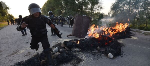 Сотрудники правоохранительных органов в селе Кой-Таш во время спецопрации по задержанию бывшего президента КР Алмазбека Атамбаева Сотрудники правоохранительных органов в селе Кой-Таш во время спецопрации по задержанию бывшего президента КР Алмазбека Атамбаева - Sputnik Ўзбекистон