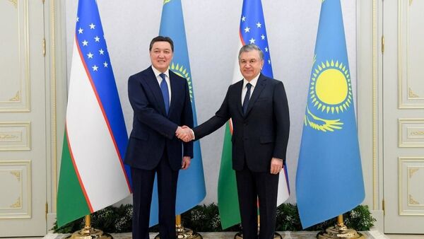 Президент Узбекистана Шавкат Мирзиёев принял Премьер-министра Казахстана Аскара Мамина - Sputnik Узбекистан