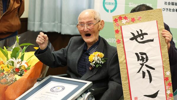 112-летний японец Ватанабэ Титэцу позирует рядом с наградным знаком как самому старому из ныне живущих мужчин - Sputnik Узбекистан