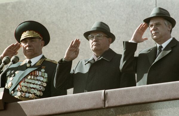 Гаспарян: со смертью последнего маршала СССР Дмитрия Язова уходит большая эпоха Гаспарян: со смертью последнего маршала СССР Дмитрия Язова уходит большая эпоха - Sputnik Узбекистан