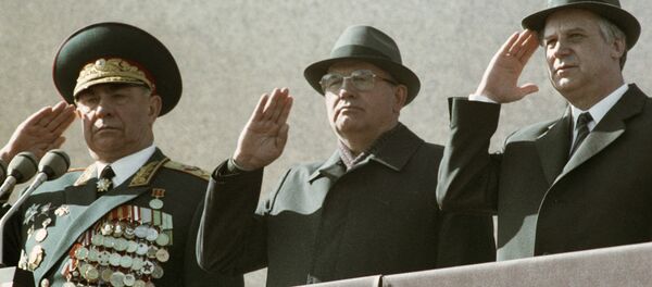 Министр обороны СССР, Маршал Советского Союза Дмитрий Язов (слева), Президент СССР Михаил Горбачев (в центре), член Политбюро ЦК КПСС, Председатель Совета Министров СССР Николай Рыжков (справа) на военном параде, посвященном 45-летию Победы. Министр обороны СССР, Маршал Советского Союза Дмитрий Язов (слева), Президент СССР Михаил Горбачев (в центре), член Политбюро ЦК КПСС, Председатель Совета Министров СССР Николай Рыжков (справа) на военном параде, посвященном 45-летию Победы. - Sputnik Ўзбекистон