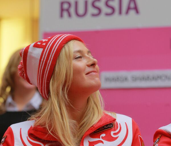Mariya Sharapova 2012-yilgi Federatsiya kubogi Jahon kubogining chorak finaliga qur’a tashlash marosimida. - Sputnik O‘zbekiston