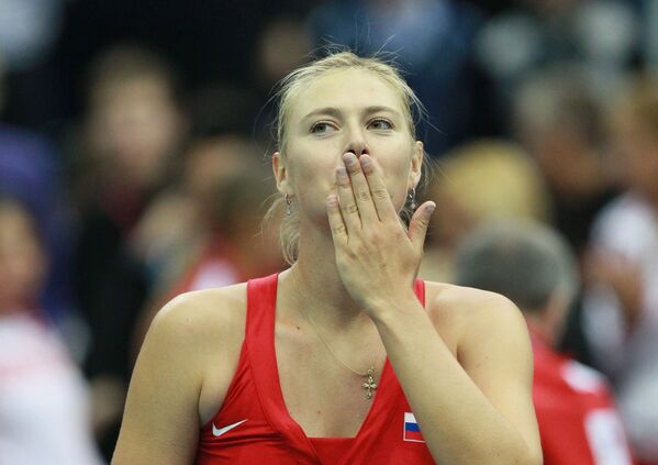 Mariya Sharapova 2012-yilgi Tennis federatsiyasi kubogining chorak finalidagi g‘alabasidan xursand bo‘lmoqda. - Sputnik O‘zbekiston