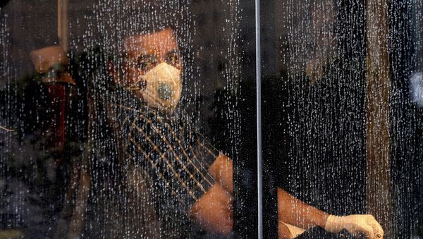 Житель в маске в автобусе в Тегеране  - Sputnik Ўзбекистон