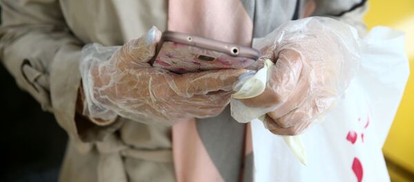 Девушка в защитных перчатках в Тегеране  - Sputnik Ўзбекистон