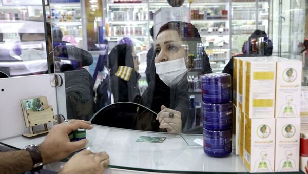 Покупатель в маске в аптеке в Тегеране  - Sputnik Ўзбекистон