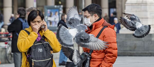 Туристы в защитных масках на одной из улиц Милана Туристы в защитных масках на одной из улиц Милана - Sputnik Ўзбекистон