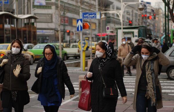 Жители Тегерана в медицинских масках на одной из улиц города - Sputnik Узбекистан