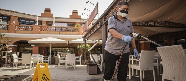 Женщина моет террасу кафе в Ла Калета на Тенерифе - Sputnik Узбекистан