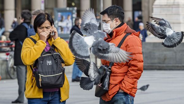 Туристы в защитных масках на одной из улиц Милана - Sputnik Ўзбекистон