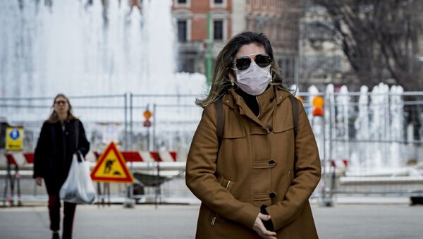Женщина в медицинской маске в центре Милана - Sputnik Узбекистан